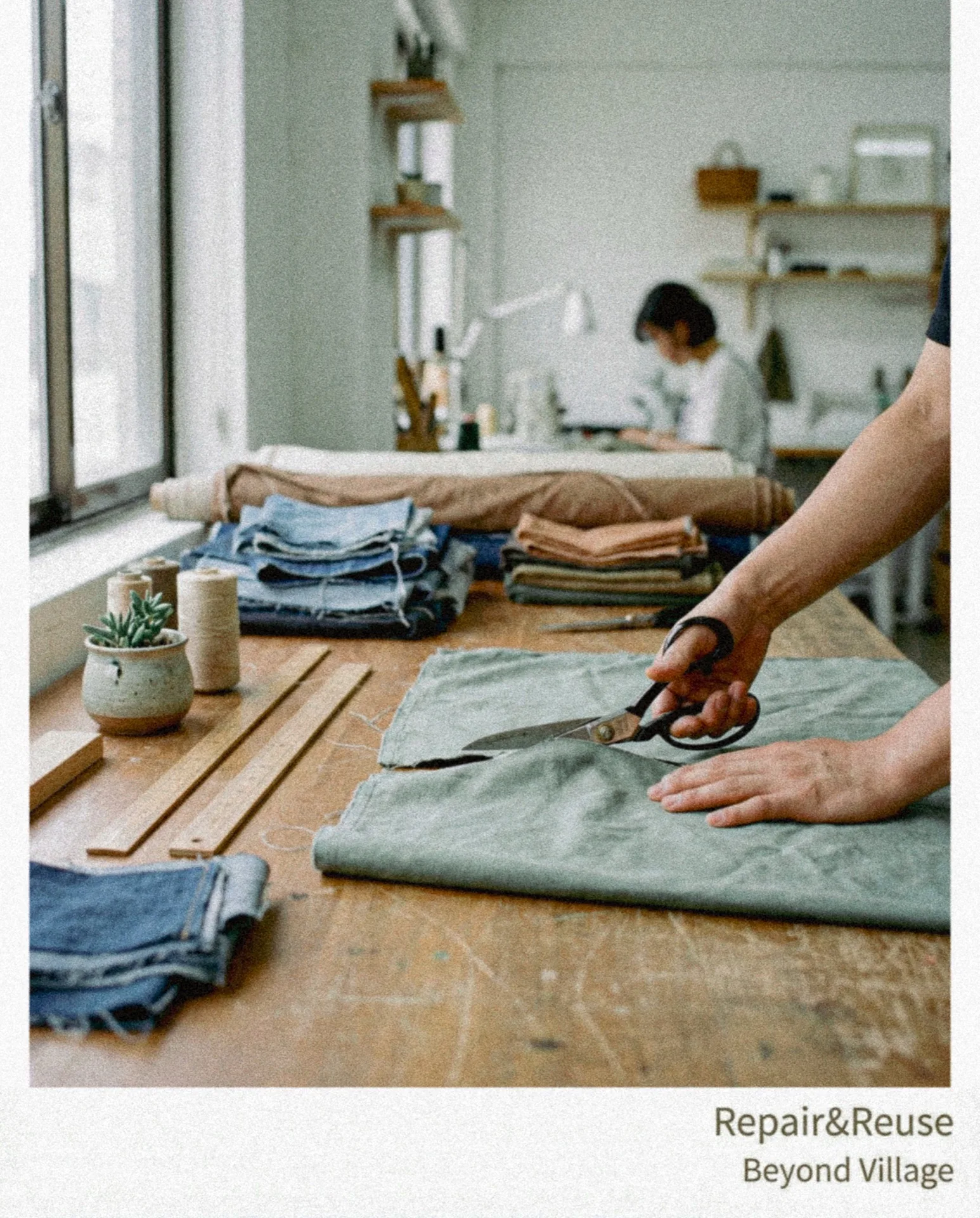 실내 공방에서 임직원이 손으로 장비를 수선하는 Repair & Reuse 워크숍 장면