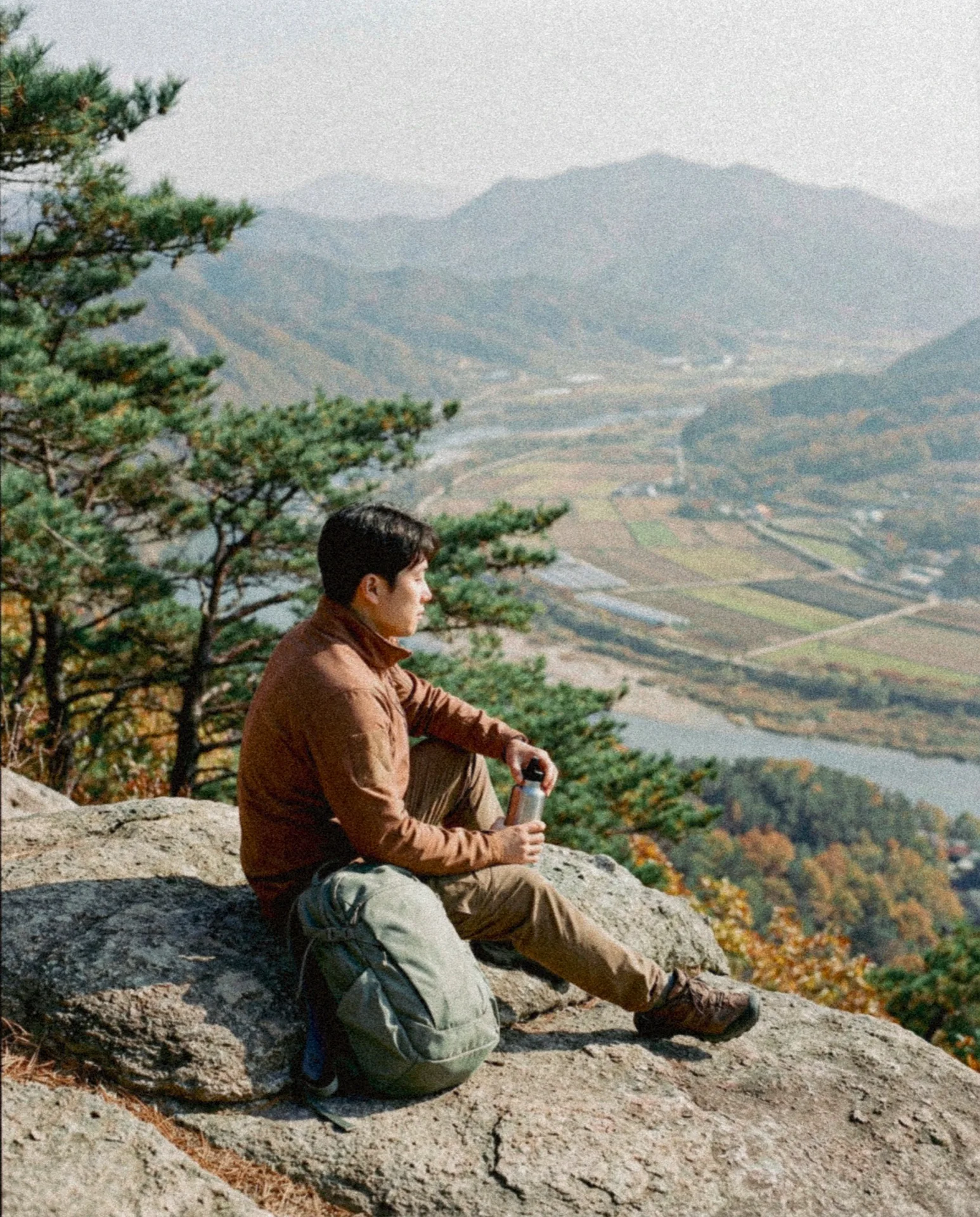 Spare Day 마을 잔치에서 물건을 나누는 사람들