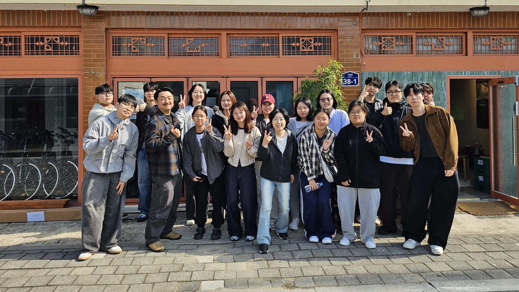 비욘드빌리지 앞에 함께 모인 목원대학교 학생들과 운영진