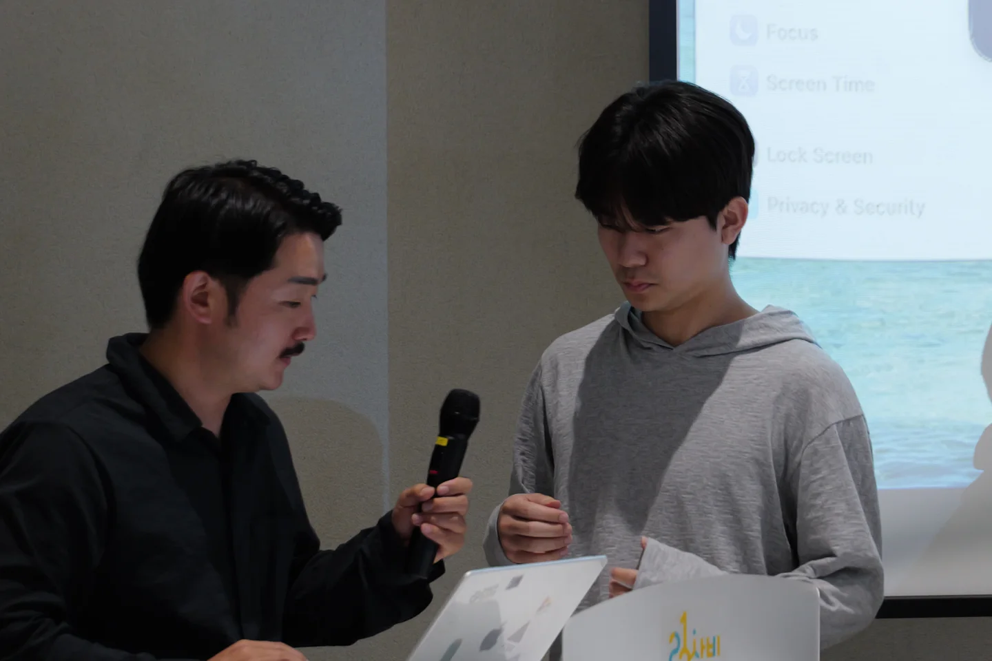 노트북 앞에서 상영 순서를 확인하는 진행자와 학생