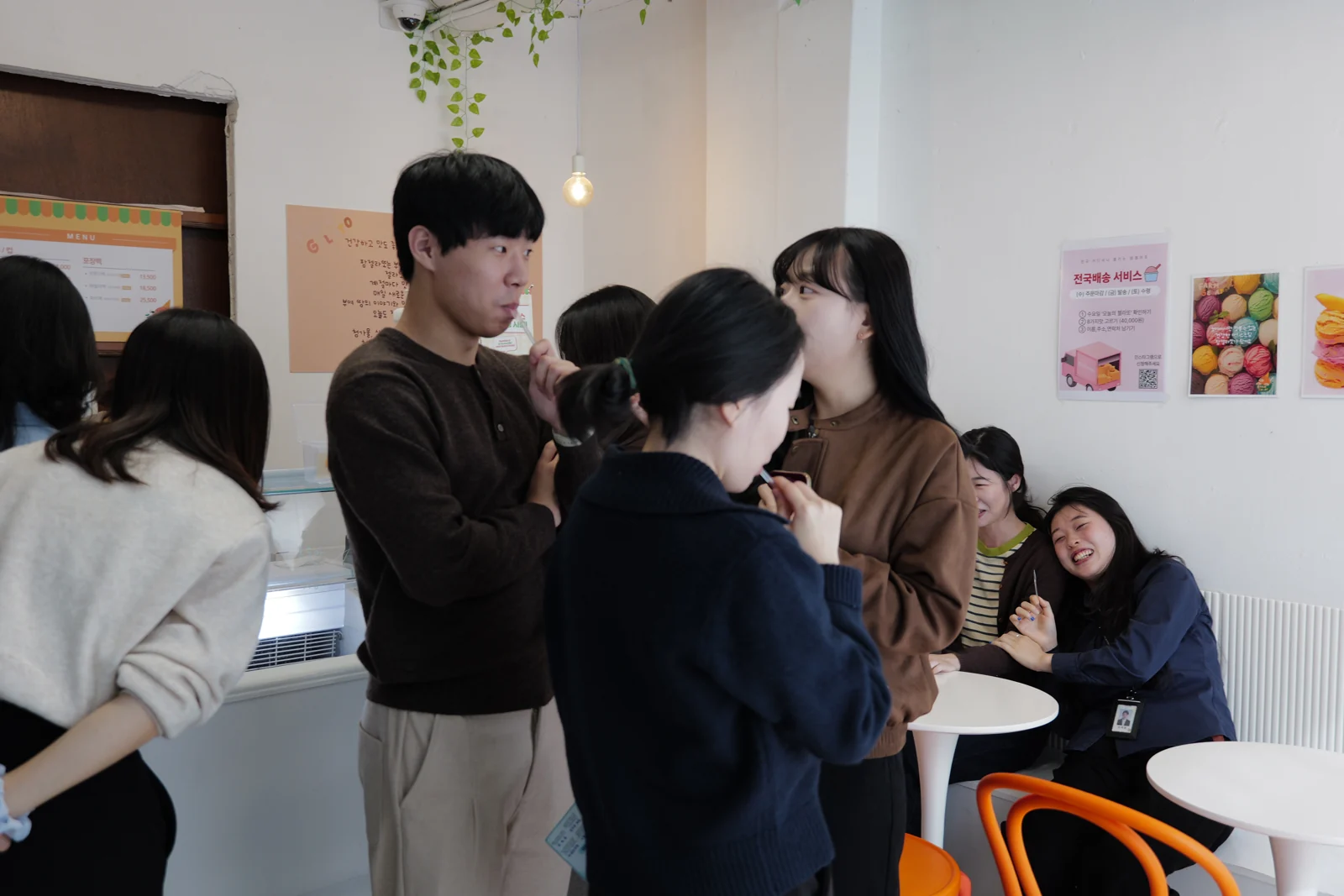 가게 안에서 지역 창업가와 이야기를 나누는 탐방 일행