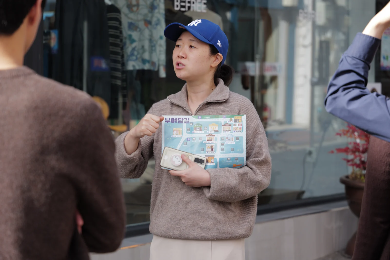 부여담길 지도를 펼쳐 골목의 동선을 설명하는 안내자
