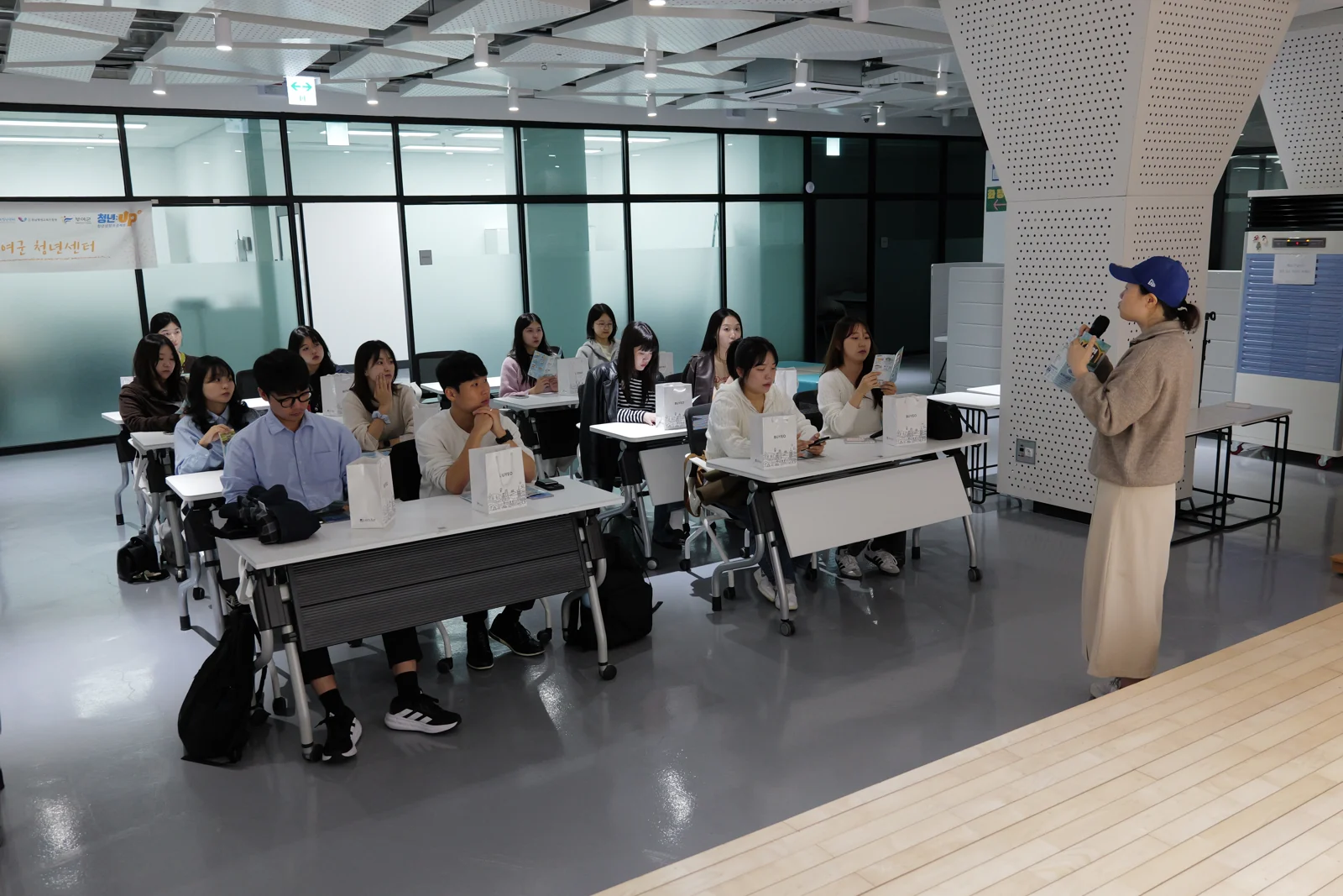 부여 청년센터에서 설명을 듣는 청년인턴 탐방 일행