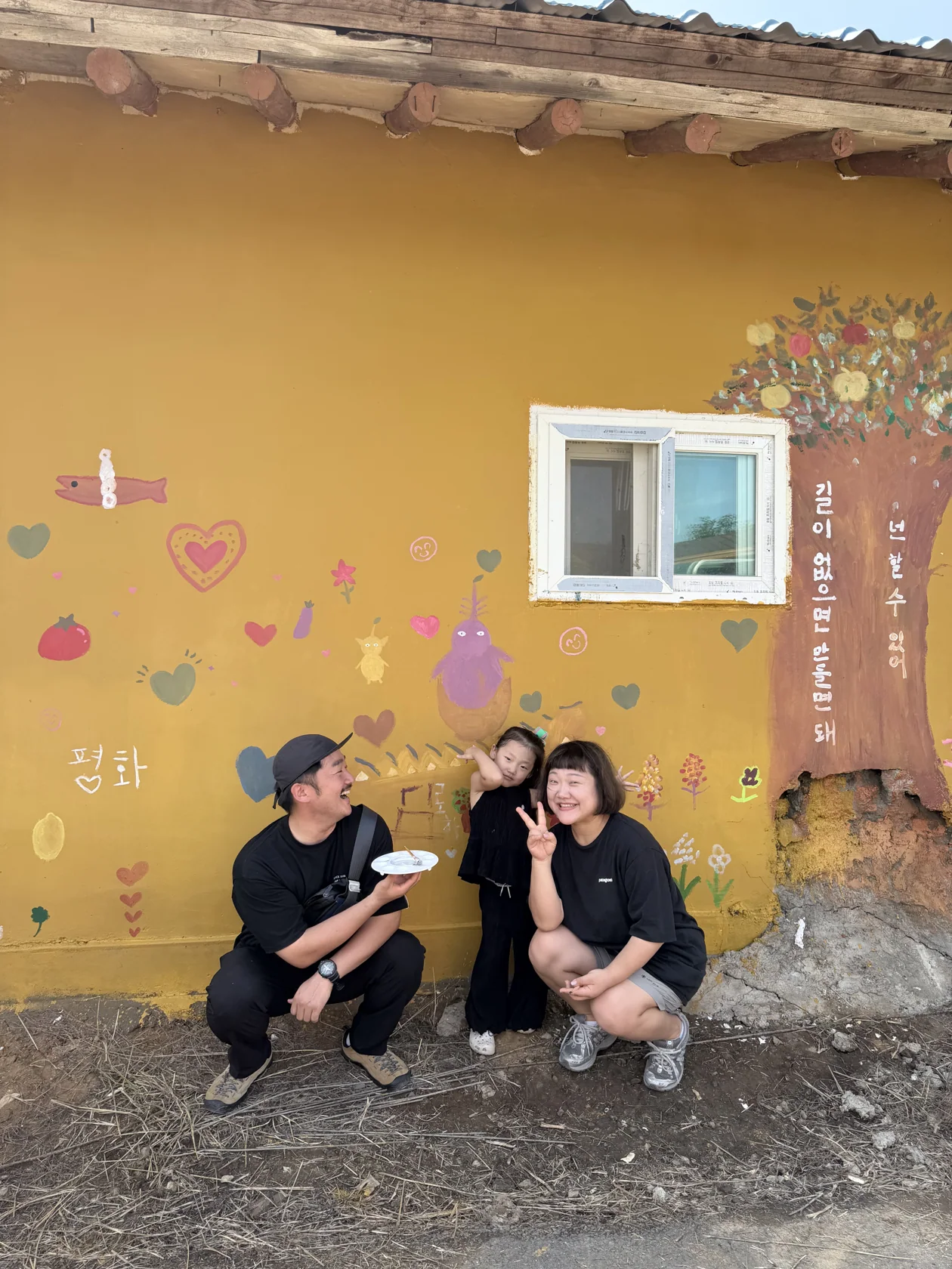 Do-gyeong · So-yul · Roha, beside the mural made together