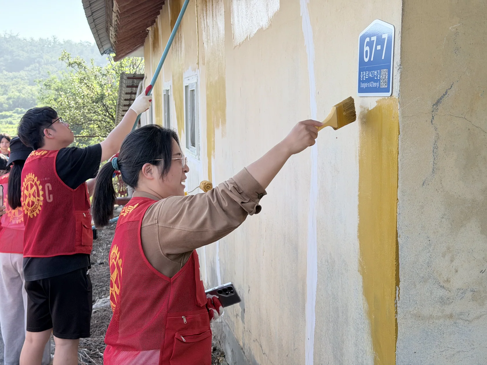 Painting the wall with the Buyeo Rotary Club