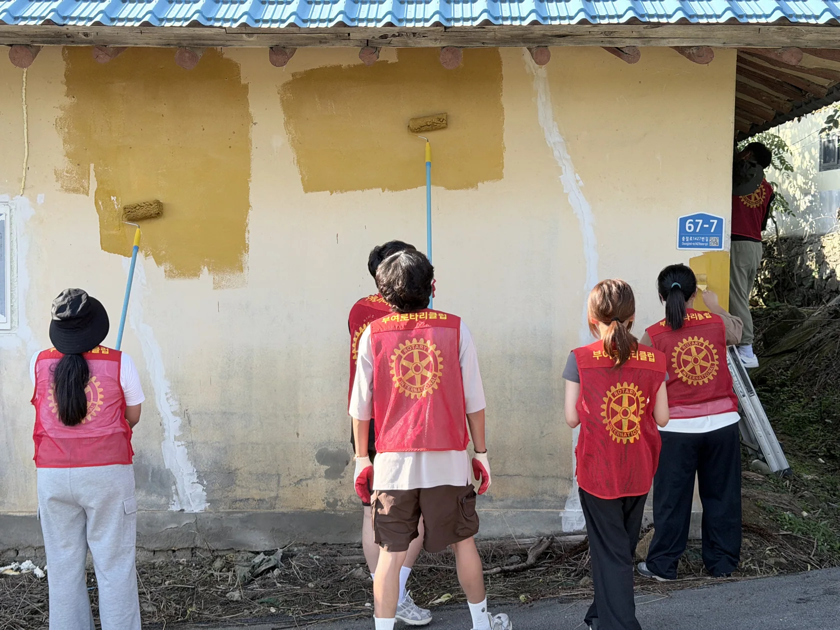 Many hands filling the wall with yellow
