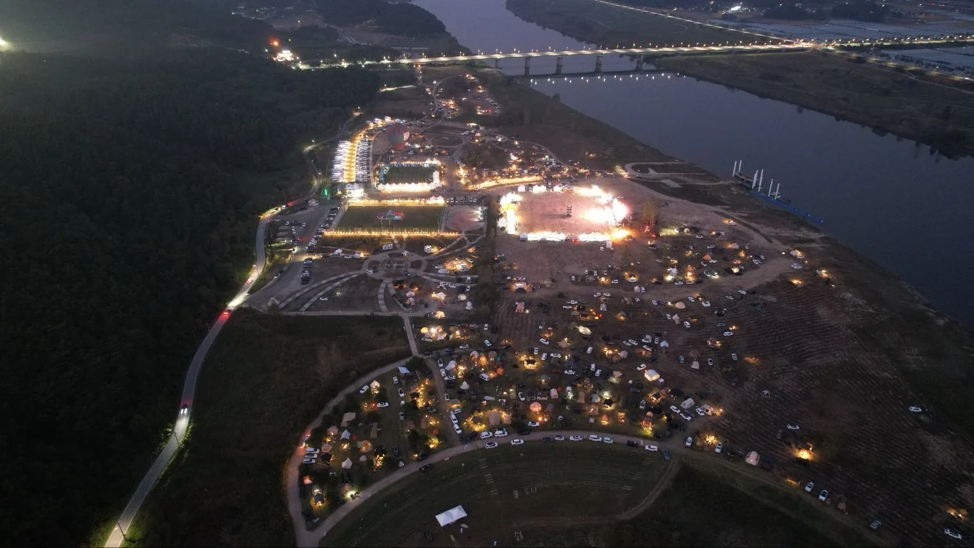 2024년 부여 고아웃캠프 행사장의 밤 항공 사진