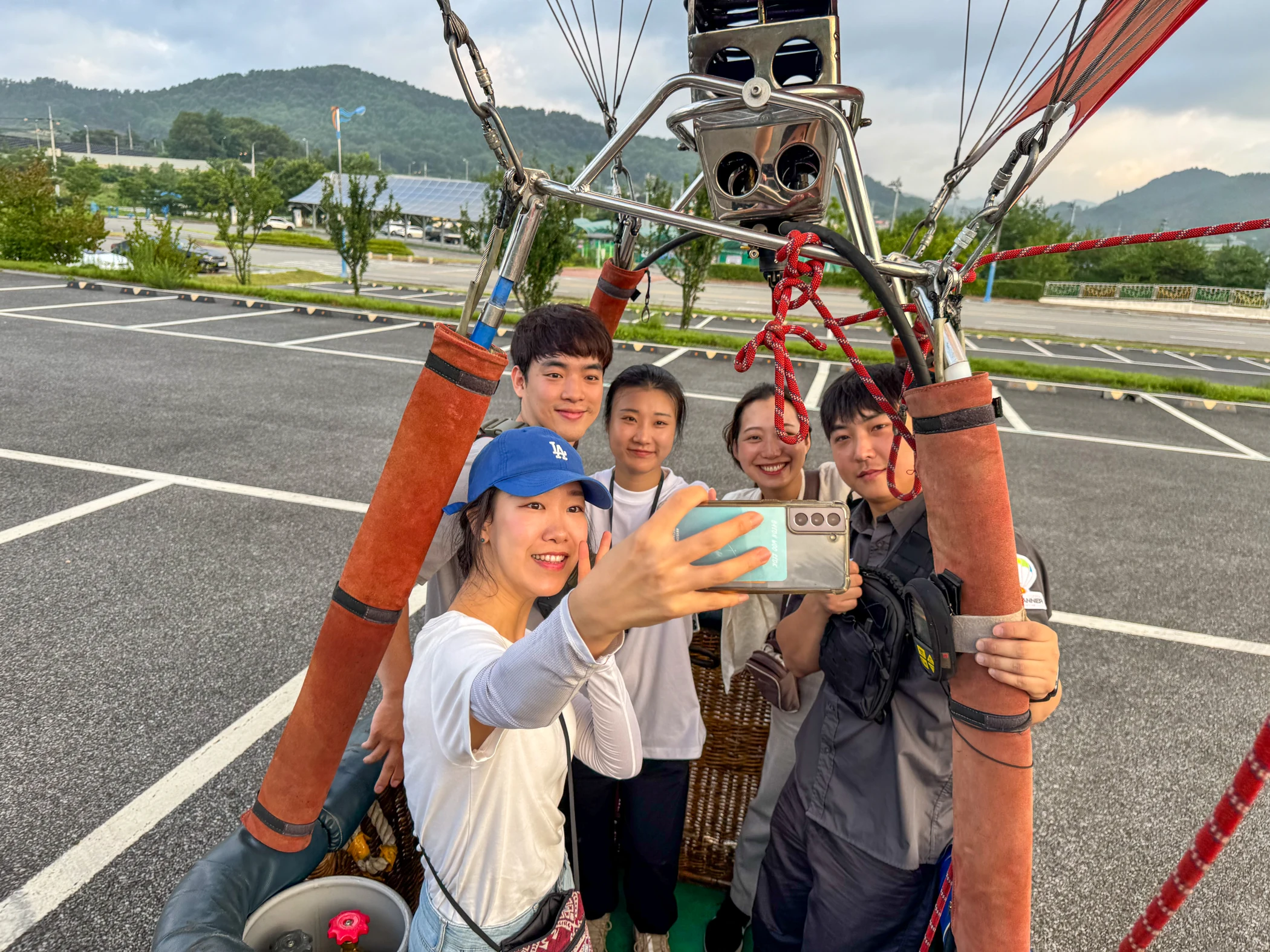 열기구 바구니에서 함께 웃는 벌룬빌리지 참가 청년들